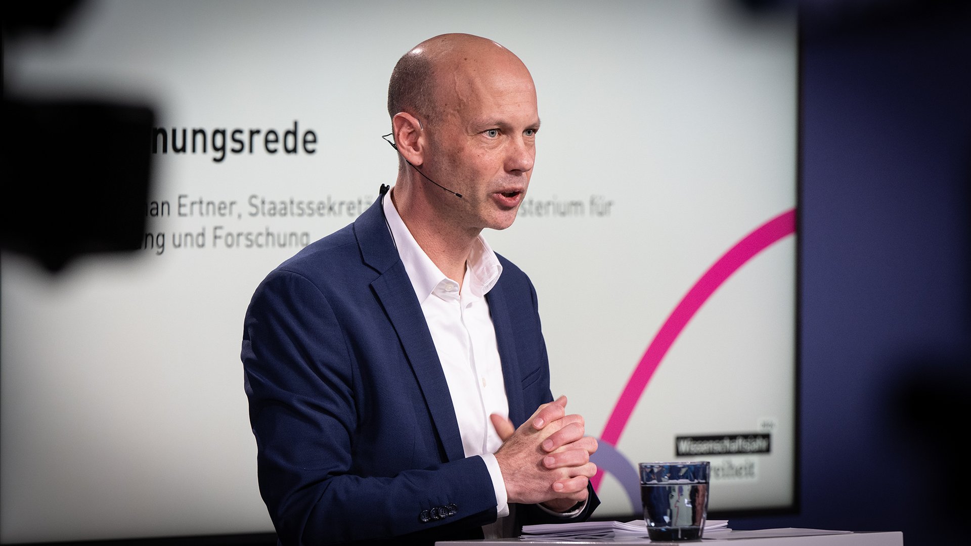 Stephan Ertner spricht am Podium und gestikuliert.