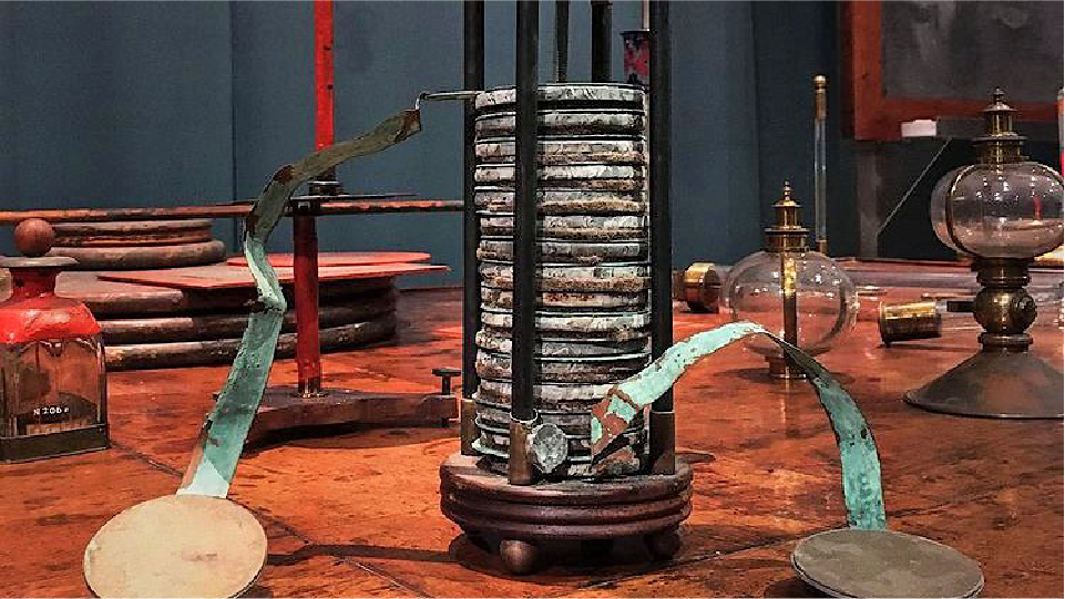 Metallgestell mit vier Säulen und Platten in der Mitte