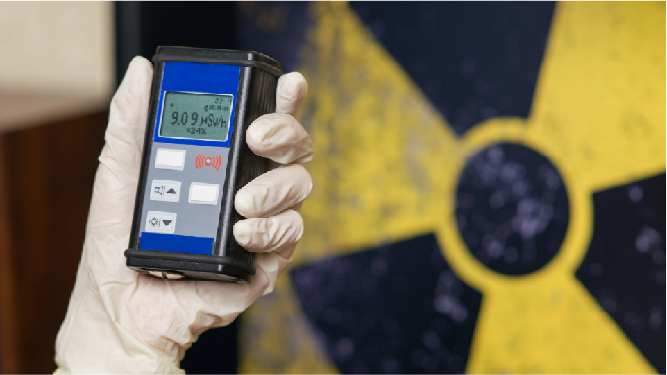 Hand hält ein Strahlenmessgerät