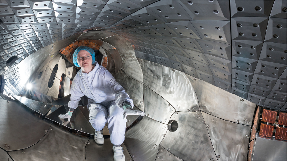 Frau in einer metallenen Kapsel