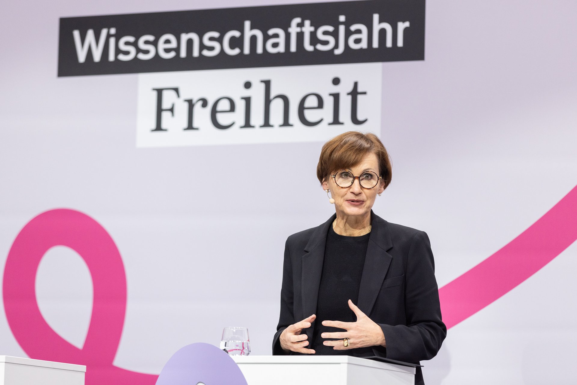 Bundesforschungsministerin Bettina Stark-Watzinger bei ihrer Eröffnungsrede.