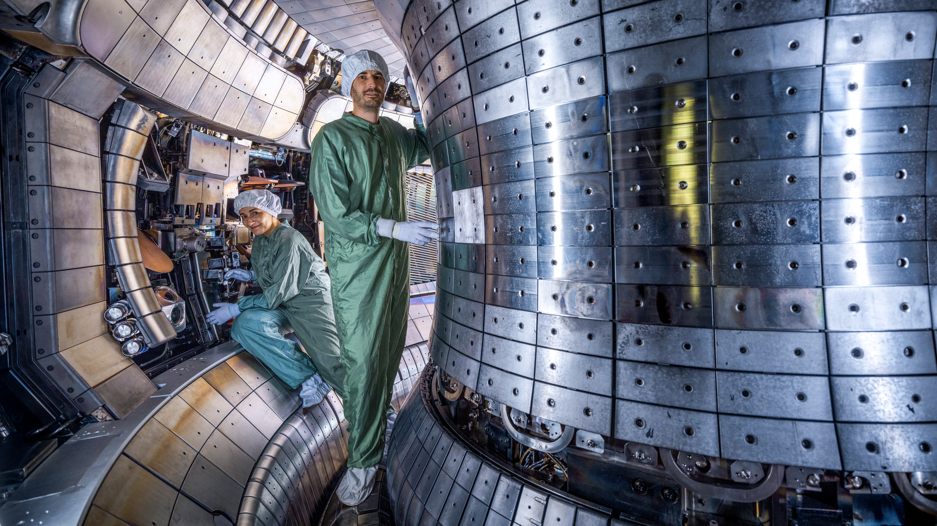 Forschende innerhalb des Plasmagefäßes von ASDEX Upgrade am Max-Planck-Institut.