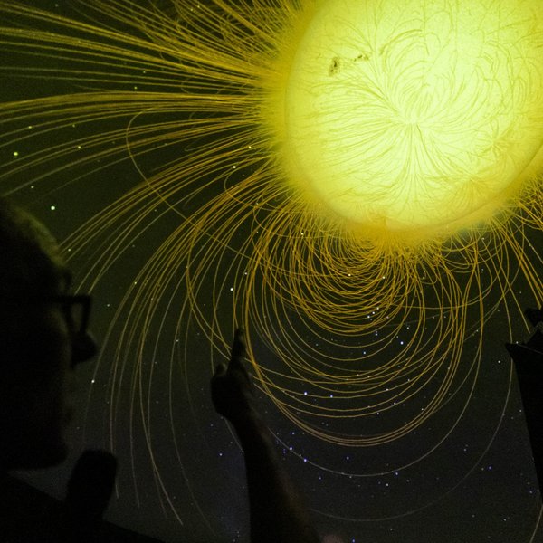 Foto von der Planetariumsshow: gelbes Phänomen am Sternenhimmel