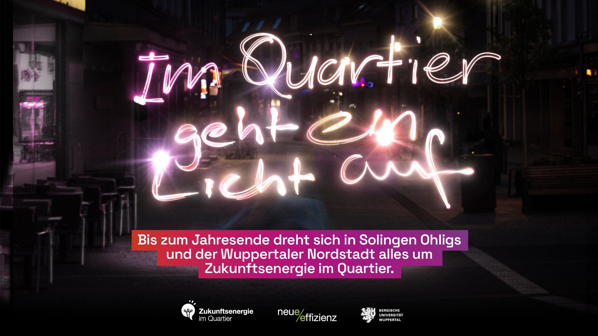 Leuchtschrift "Im Quartier geht ein Licht auf" auf dunklem Hintergrund