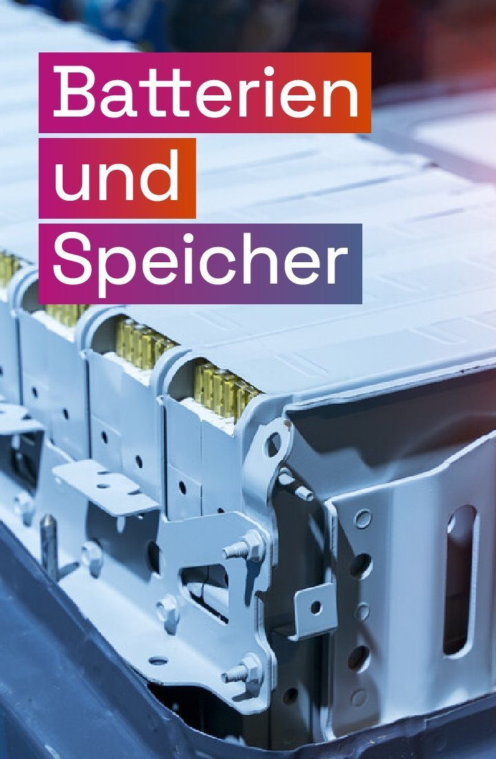 Nahaufnahme eines Akkumulators, darauf der Text „Batterien und Speicher“.