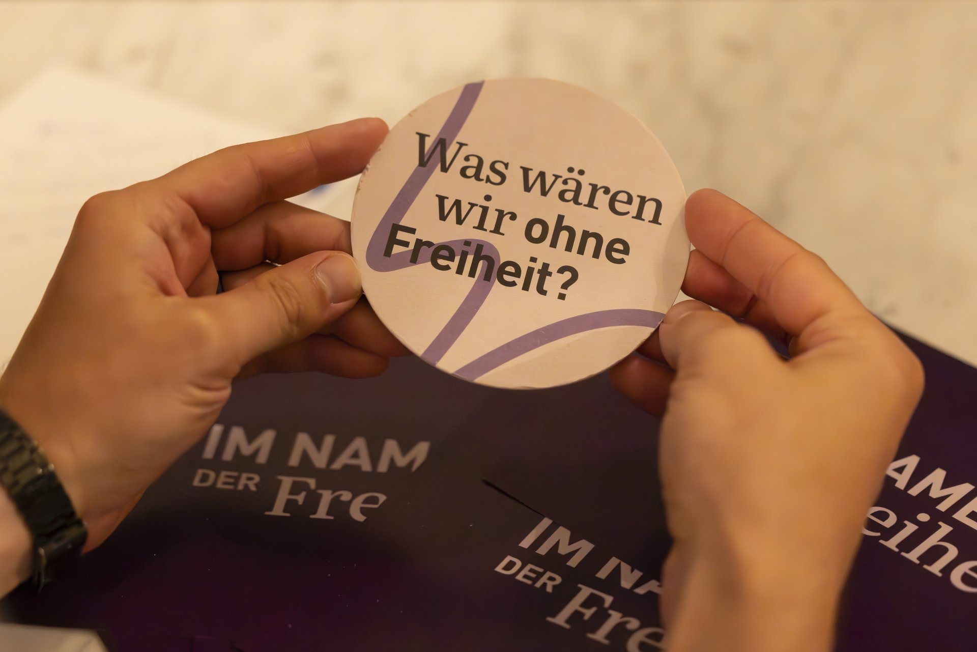 Ein Bierdeckel aus dem Wissenschaftsjahr 2024 - Freiheit mit der Aufschrift: "Was wären wir ohne Freiheit?"