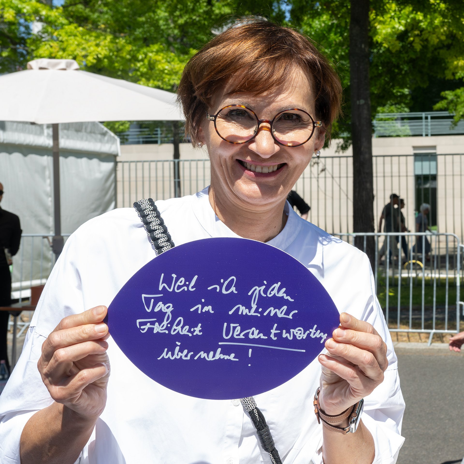 Bettina Stark-Watzinger hält ein Schild in der Hand mit der Aufschrift "Weil ich jeden Tag in meiner Freiheit Verantwortung übernehme!".