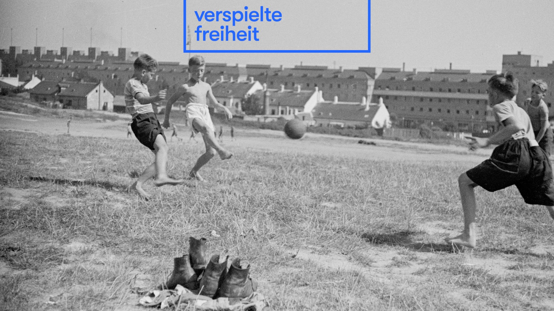 Kachel_neu_16_9_rausgegangen Schwarz-weiß Fotografie von Jungen, die Fußball spielen.