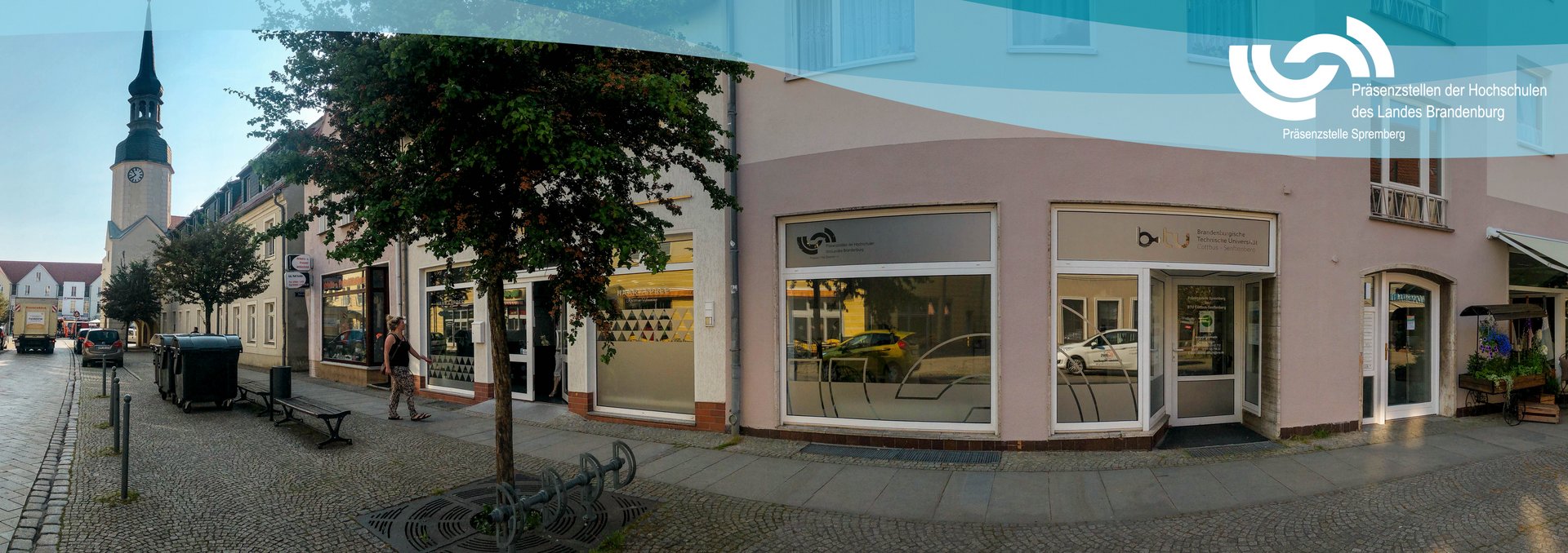 Hausfassade der Präsenzstelle Spremberg mit dem wellenförmigen Logo und der Aufschrift "Präsenzstellen der Hochschulen des Landes Brandenburg, Präsenzstelle Spremberg".