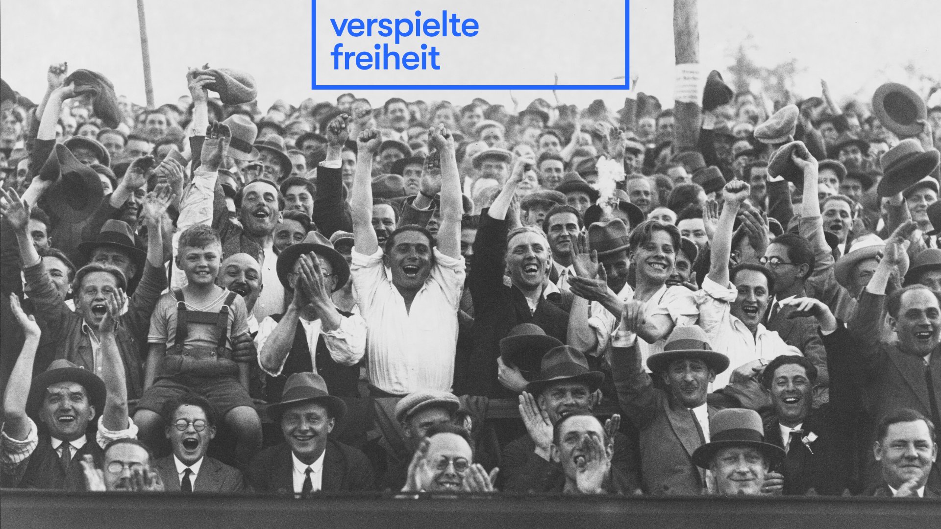 Kachel_neu_16_9_rausgegangen Alte schwarz-weiß Fotografie von jubelnden Menschen.