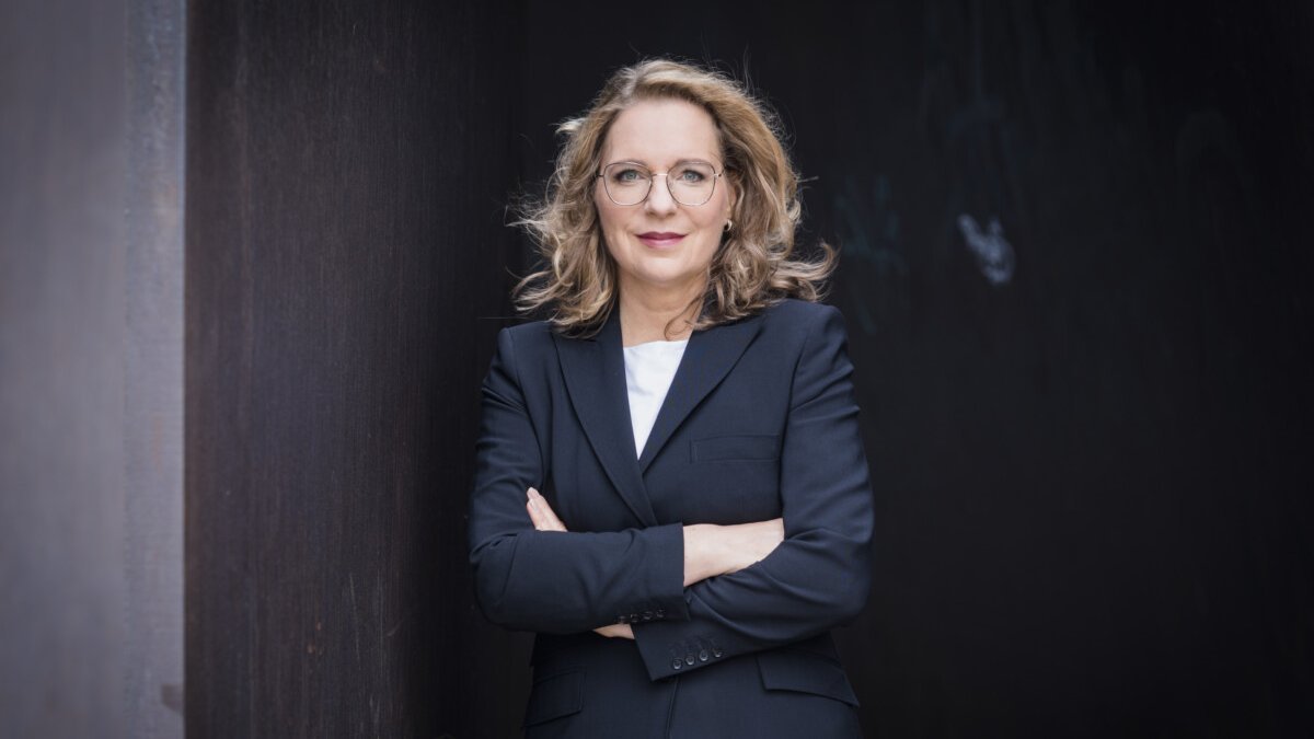 Porträtfoto von Claudia Kemfert.