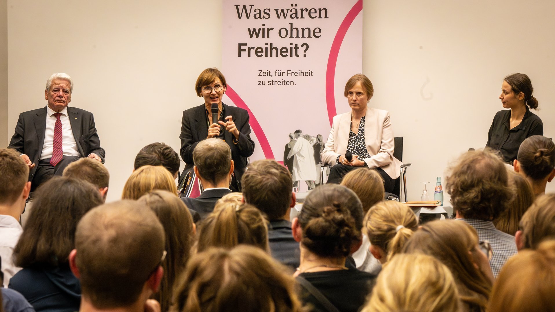 Joachim Gauck, Bettina Stark-Watzinger, Prof. Dr. Gwendolyn Sasse und Emilia Henkel debattieren vor Publikum.